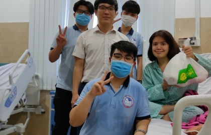 Học sinh tới thăm bạn trong bệnh viện